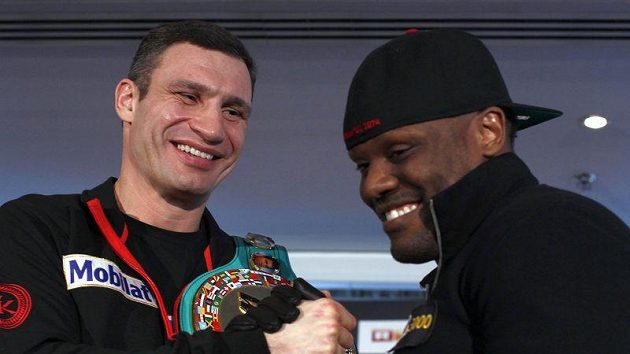 Vitalij Kličko a Dereck Chisora si zatím přátelsky tisknou ruce. Vitalij Kličko a Dereck Chisora si zatím přátelsky tisknou ruce.