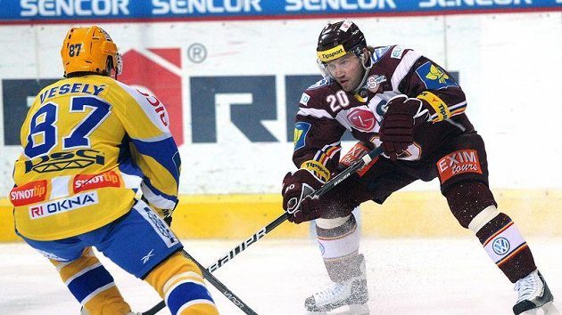 Ondřej Veselý ze Zlína (vlevo) a Petr Ton ze Sparty v duelu 48. kola extraligy. Ondřej Veselý ze Zlína (vlevo) a Petr Ton ze Sparty v duelu 48. kola extraligy.