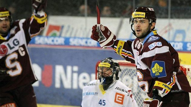 Peter Jánský ze Sparty (vpravo) a Michal Broš se radují z branky, kterou inkasoval vítkovický brankář Roman Málek (uprostřed). Peter Jánský ze Sparty (vpravo) a Michal Broš se radují z branky, kterou inkasoval vítkovický brankář Roman Málek (uprostřed).