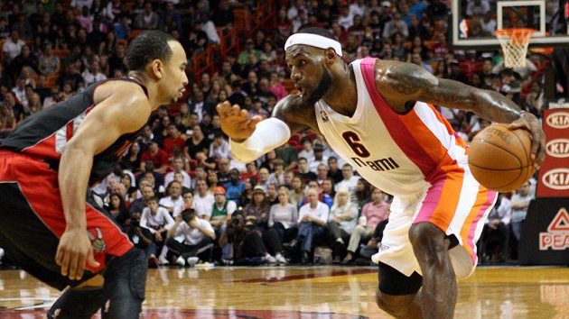 LeBron James (vpravo) nastřílel 30 bodů. LeBron James (vpravo) nastřílel 30 bodů.