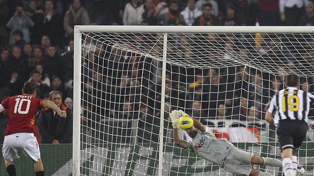 Francesko Totti nastřeluje z penalty jen brankáře Juventusu Buffona. Francesko Totti nastřeluje z penalty jen brankáře Juventusu Buffona.