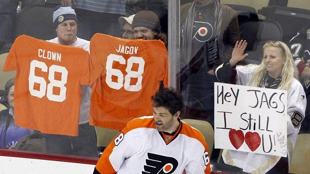 Pro některé fanoušky v Pittsburghu byl Jágr klaunem, jiní ho stále milují. Pro některé fanoušky v Pittsburghu byl Jágr klaunem, jiní ho stále milují.