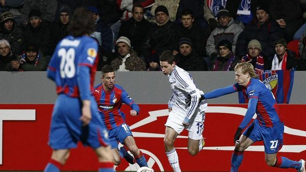 Julian Draxler (v bílém) v zápase s Plzní. Julian Draxler (v bílém) v zápase s Plzní.