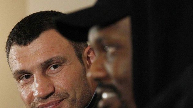 Vitalij Kličko (vlevo) a Derek Chisora během tiskové konference v Londýně. Vitalij Kličko (vlevo) a Derek Chisora během tiskové konference v Londýně.