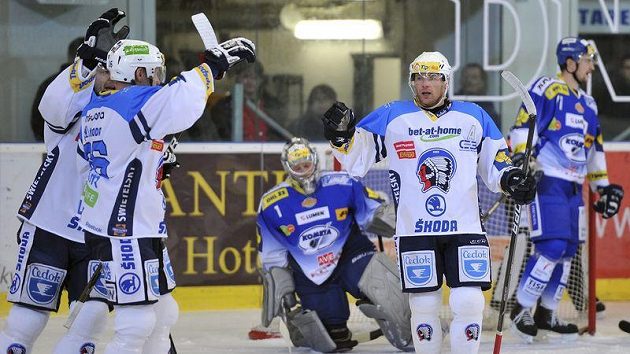 Ondřej Kratěna (uprostřed) oslavuje s plzeňskými spoluhráči gól v Brně Ondřej Kratěna (uprostřed) oslavuje s plzeňskými spoluhráči gól v Brně