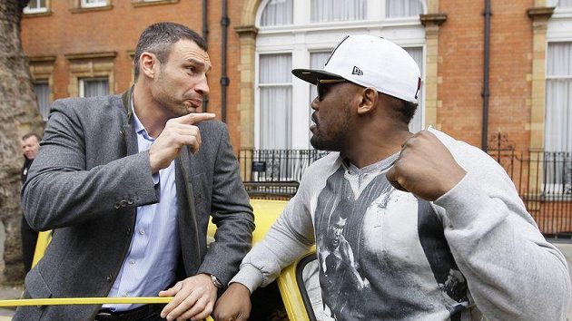 Vitalij Kličko a Dereck Chisora se spolu utkání v Mnichově 18. února o titul o mistra světa v těžké váze organizace WBC. Vitalij Kličko a Dereck Chisora se spolu utkání v Mnichově 18. února o titul o mistra světa v těžké váze organizace WBC.