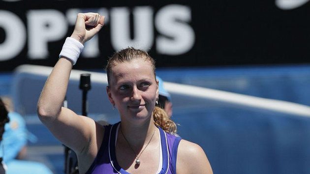 Petra Kvitová ve vítězném gestu po zápase s Věrou Duševinovou. Petra Kvitová ve vítězném gestu po zápase s Věrou Duševinovou.