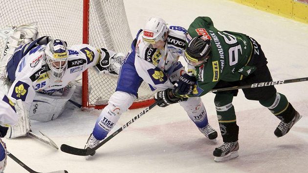 David Zucker (vpravo) z Karlových Varů a hráči Brna Jan Švrček a brankář Jiří Trvaj v utkání 48. kola extraligy. David Zucker (vpravo) z Karlových Varů a hráči Brna Jan Švrček a brankář Jiří Trvaj v utkání 48. kola extraligy.