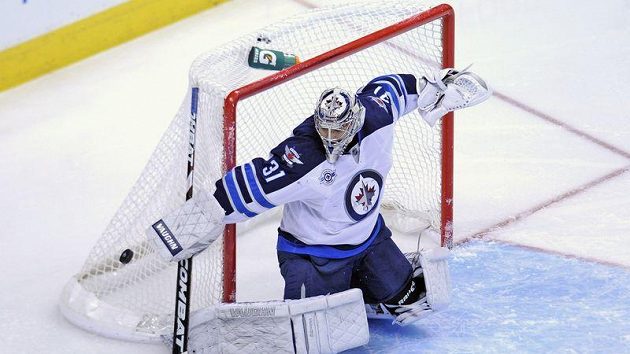 Gólman Winnipegu Ondřej Pavelec zasahuje. Gólman Winnipegu Ondřej Pavelec zasahuje.