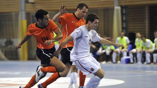 Utkání kvalifikační skupiny mistrovství světa ve futsalu 2012 ČR - Nizozemsko v Brně. Zleva nizozemští obránci Oualid Saadouni a Jeroen De Groot a útočník Česka Michal Seidler. Utkání kvalifikační skupiny mistrovství světa ve futsalu 2012 ČR - Nizozemsko v Brně. Zleva nizozemští obránci Oualid Saadouni a Jeroen De Groot a útočník Česka Michal Seidler.