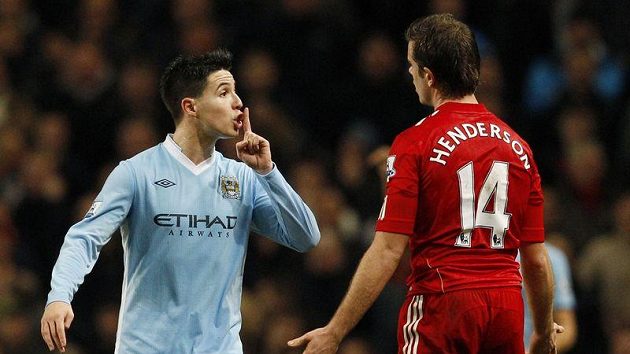 Samir Nasri z Manchesteru City (vlevo) uklidňoval gestem Jordana Hendersona z Liverpoolu. Teď ale sám rýpe do fanoušků Arsenalu. Samir Nasri z Manchesteru City (vlevo) uklidňoval gestem Jordana Hendersona z Liverpoolu. Teď ale sám rýpe do fanoušků Arsenalu.