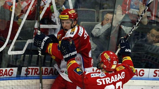 Tomáš Pospíšil (vlevo) se raduje se spoluhráčem Janem Alinčem z branky. Tomáš Pospíšil (vlevo) se raduje se spoluhráčem Janem Alinčem z branky.