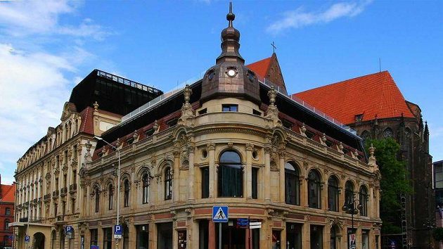 Hotel Monopol ve Vratislavi, kde bude bydlet během evropského šampionátu česká fotbalová reprezentace. Hotel Monopol ve Vratislavi, kde bude bydlet během evropského šampionátu česká fotbalová reprezentace.