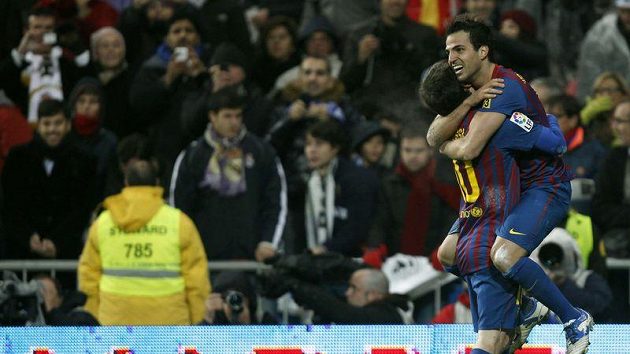 Cesc Fábregas (vpravo) oslavuje s Lionelem Messim třetí gól Barcelony v brance Realu Madrid. Cesc Fábregas (vpravo) oslavuje s Lionelem Messim třetí gól Barcelony v brance Realu Madrid.
