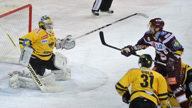 Brankář Litvínova Martin Volke před Michalem Brošem ze Sparty Brankář Litvínova Martin Volke před Michalem Brošem ze Sparty