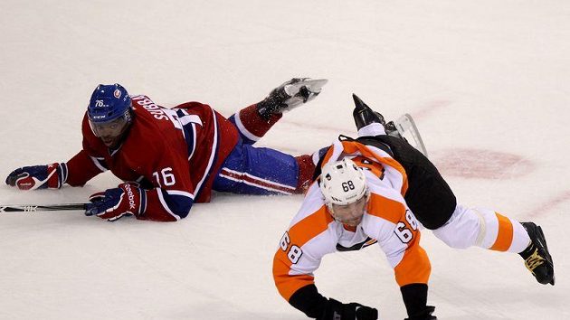 Jaromír Jágr dokázal i po nepříjemném souboji s montrealským Subbanem nahrát na gól. Jaromír Jágr dokázal i po nepříjemném souboji s montrealským Subbanem nahrát na gól.