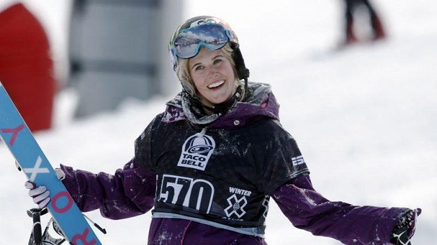 Kanadská lyžařka Sarah Burkeová podlehla následkům těžkého zranění. Kanadská lyžařka Sarah Burkeová podlehla následkům těžkého zranění.
