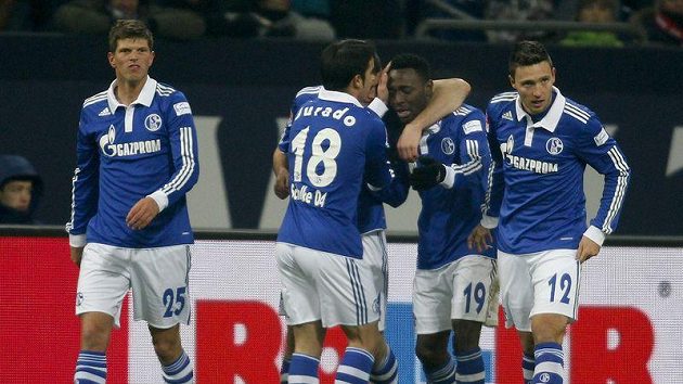 Fotbalisté Schalke se radují z branky. Fotbalisté Schalke se radují z branky.