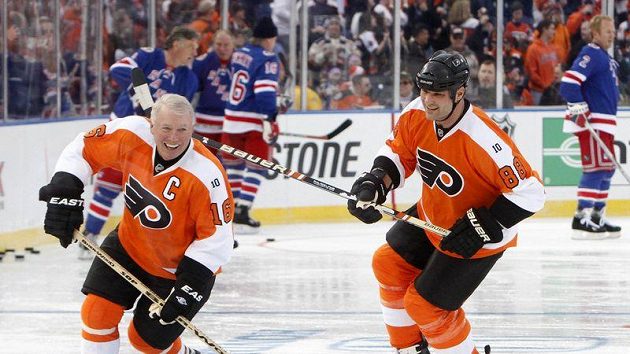 Eric Lindros (vpravo) a Bobby Clarke před zápasem veteránů Eric Lindros (vpravo) a Bobby Clarke před zápasem veteránů