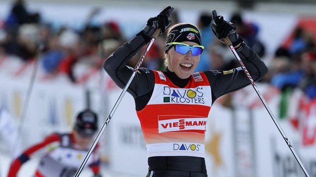 Americká lyžařka Kikkan Randallová oslavuje triumf ve finále sprintu SP ve švýcarském Davosu. Americká lyžařka Kikkan Randallová oslavuje triumf ve finále sprintu SP ve švýcarském Davosu.