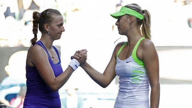 Petra Kvitová gratuluje Marii Šarapovové k vítězství v semifinále Australian Open. Petra Kvitová gratuluje Marii Šarapovové k vítězství v semifinále Australian Open.