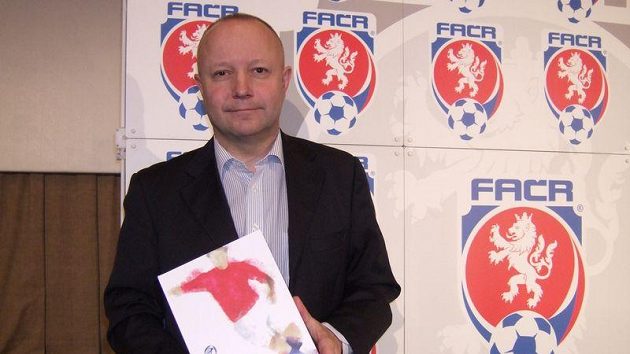 Petr Fousek, šéf organizačního výboru ME U21, drží v ruce detailně zpracovaný projekt šampionátu. Petr Fousek, šéf organizačního výboru ME U21, drží v ruce detailně zpracovaný projekt šampionátu.
