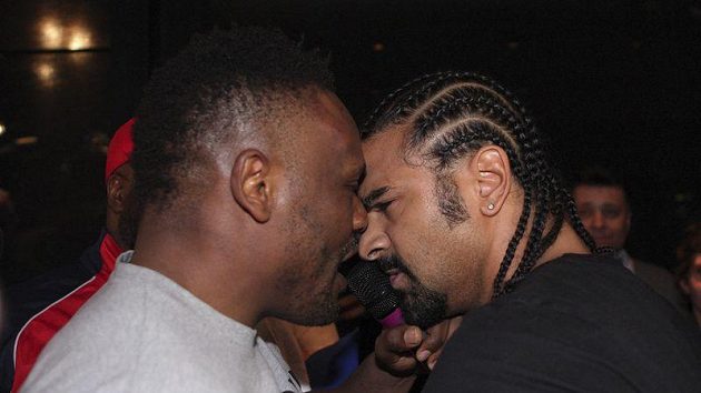 Po zápase se Dereck Chisora pustil i do Davida Haye (vpravo). Po zápase se Dereck Chisora pustil i do Davida Haye (vpravo).
