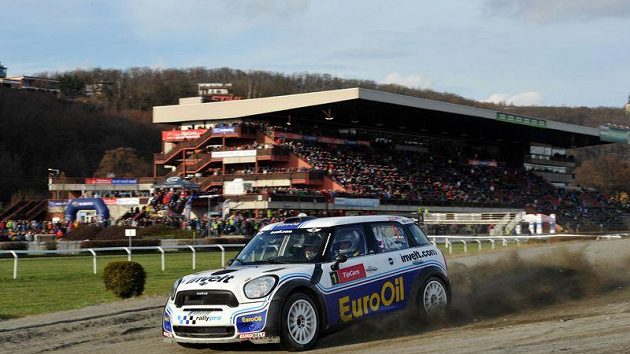 Václav Pech v pražské Chuchli bojuje na trati pražského Rallyesprintu. Václav Pech v pražské Chuchli bojuje na trati pražského Rallyesprintu.
