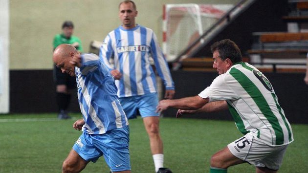 Ivan Hašek (vlevo) v dresu týmu Nike při vánočním turnaji internacionálů. Ivan Hašek (vlevo) v dresu týmu Nike při vánočním turnaji internacionálů.