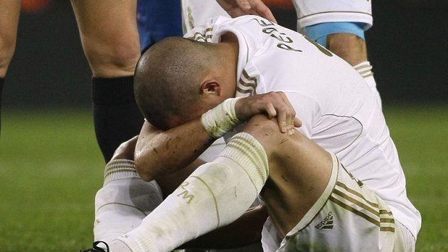 Pepé z Realu Madrid se svíjí po kose od Messiho z Barcelony. Pepé z Realu Madrid se svíjí po kose od Messiho z Barcelony.