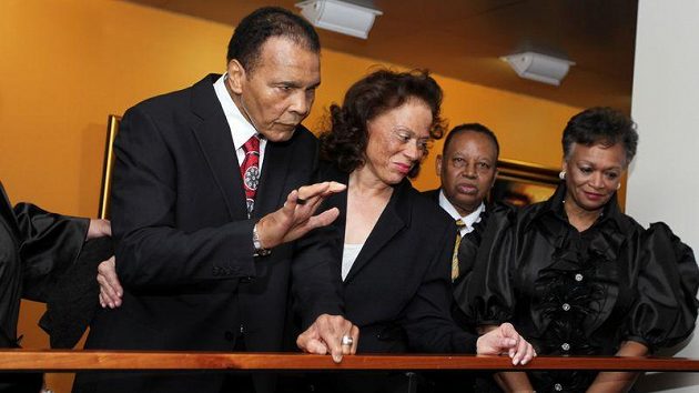 Muhammad Ali (vlevo) na oslavě svých sedmdesátých narozenin. Muhammad Ali (vlevo) na oslavě svých sedmdesátých narozenin.