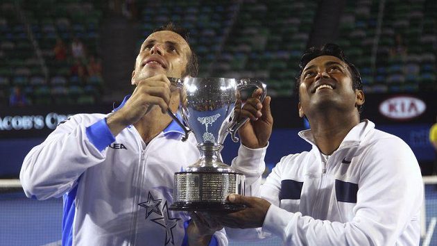 Radek Štěpánek (vlevo) a Leander Paes třímají trofej pro vítěze čtyřhry na Australian Open. Radek Štěpánek (vlevo) a Leander Paes třímají trofej pro vítěze čtyřhry na Australian Open.
