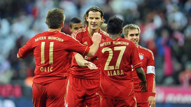 Fotbalista Bayernu Mnichov Daniel van Buyten (druhý zleva) se raduje se spoluhráči z branky. Fotbalista Bayernu Mnichov Daniel van Buyten (druhý zleva) se raduje se spoluhráči z branky.
