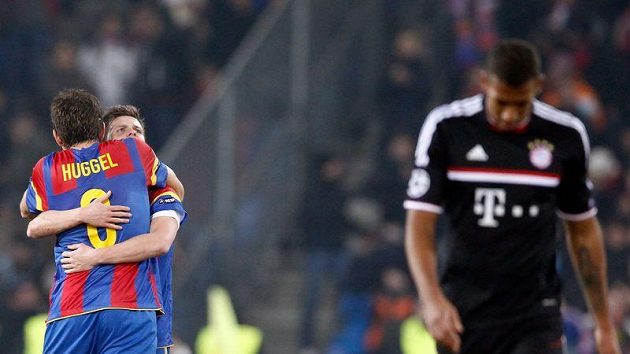 Smutný Jerome Boateng z Bayernu Mnichov odchází po porážce svého týmu do kabin se sklopenou hlavou, zatímco hráči Basileje Benjamin Huggel a Valentin Stocker oslavují překvapivou výhru. Smutný Jerome Boateng z Bayernu Mnichov odchází po porážce svého týmu do kabin se sklopenou hlavou, zatímco hráči Basileje Benjamin Huggel a Valentin Stocker oslavují překvapivou výhru.