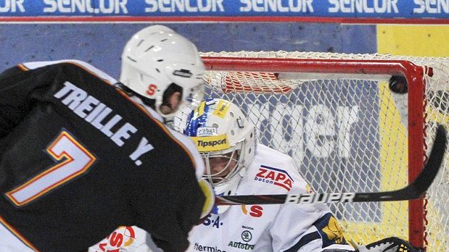 Pátý gól Sparty střílí Yorick Treille, vpravo brankář Liberce Marek Pinc. Pátý gól Sparty střílí Yorick Treille, vpravo brankář Liberce Marek Pinc.