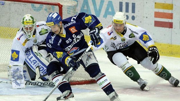 Brankář Lukáš Mensator z Karlových Varů sleduje atak vítkovického Jiřího Burgra, jehož stíhá Martin Gründling. Brankář Lukáš Mensator z Karlových Varů sleduje atak vítkovického Jiřího Burgra, jehož stíhá Martin Gründling.
