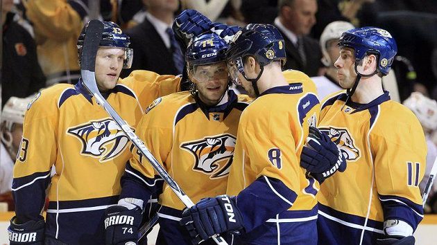 Predátoři se radují z branky do dítě Calgary. Druhý zleva Sergej Kosticyn. Predátoři se radují z branky do dítě Calgary. Druhý zleva Sergej Kosticyn.