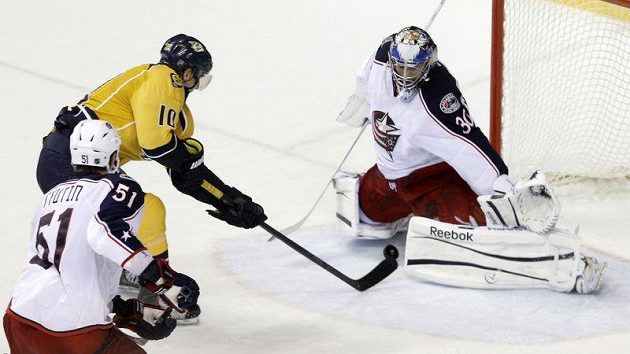Martin Erat střílí gól brankáři Columbusu Curtisi Sanfordovi. Martin Erat střílí gól brankáři Columbusu Curtisi Sanfordovi.