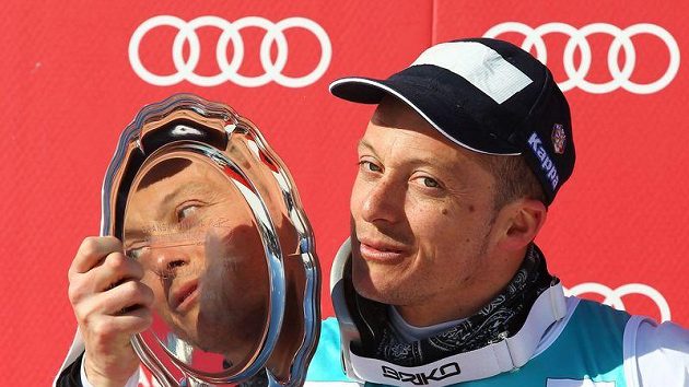 Ital Massimiliano Blardone s trofejí za výhru při obřím slalomu v Crans Montaně Ital Massimiliano Blardone s trofejí za výhru při obřím slalomu v Crans Montaně