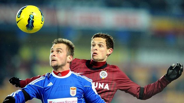 Radoslav Augustín z Banské Bystrice (vlevo) a Mario Holek ze Sparty v přípravném utkání. Radoslav Augustín z Banské Bystrice (vlevo) a Mario Holek ze Sparty v přípravném utkání.