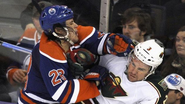 Marek Židlický (vpravo) v souboji s Jonesem z Edmontonu Marek Židlický (vpravo) v souboji s Jonesem z Edmontonu