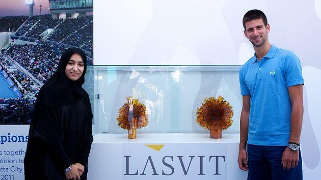 Srbský tenista Novak Djokovič s trofejemi pro vítěze turnaje v Abú Zabí, které vyrobila česká sklářská firma Lasvit. Vedle něho stojí návrhářka Alya Al Zaabi. Srbský tenista Novak Djokovič s trofejemi pro vítěze turnaje v Abú Zabí, které vyrobila česká sklářská firma Lasvit. Vedle něho stojí návrhářka Alya Al Zaabi.
