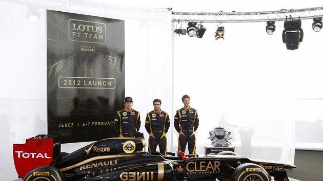 Piloti stáje Lotus (zleva) Kimi Räikkönen, Jerome d´Ambrosio a Romain Grosjean s novým vozem Piloti stáje Lotus (zleva) Kimi Räikkönen, Jerome d´Ambrosio a Romain Grosjean s novým vozem