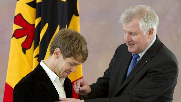 Sebastian Vettel dostává řád z rukou šéfa Parlamentu Horsta Seehofera. Sebastian Vettel dostává řád z rukou šéfa Parlamentu Horsta Seehofera.