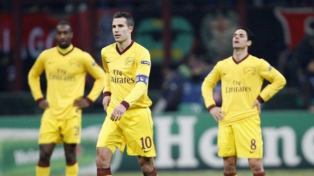 Zklamaní hráči Arsenalu v čele s Robinem van Persiem po debaklu v Miláně. Zklamaní hráči Arsenalu v čele s Robinem van Persiem po debaklu v Miláně.