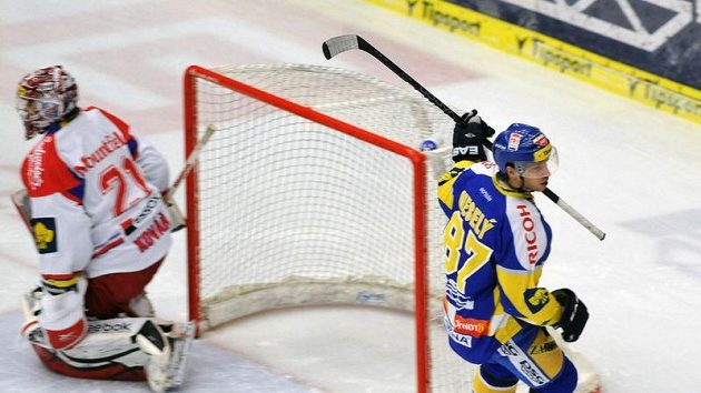 Ondřej Veselý dává první gól Zlína brankáři Jakubu Kovářovi z Budějovic. Ondřej Veselý dává první gól Zlína brankáři Jakubu Kovářovi z Budějovic.