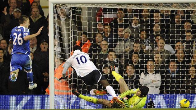 Emmanuel Adebayor z Tottenhamu (uprostřed) překonává Petra Čecha v brance Chelsea. Emmanuel Adebayor z Tottenhamu (uprostřed) překonává Petra Čecha v brance Chelsea.
