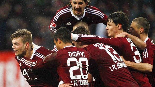 Fotbalisté Norimberku se radují z gólu do sítě Herthy Berlín. Fotbalisté Norimberku se radují z gólu do sítě Herthy Berlín.