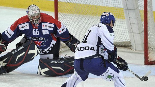 Vítkovický Lukáš Klimek se snaží překonat brankáře Klotenu Ronnieho Ruegera. Vítkovický Lukáš Klimek se snaží překonat brankáře Klotenu Ronnieho Ruegera.