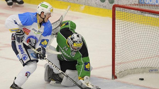 Plzeňský útočník Nicholas Johnson střílí gól brankáři Boleslavi Hüblovi Plzeňský útočník Nicholas Johnson střílí gól brankáři Boleslavi Hüblovi